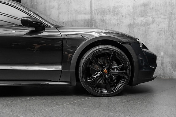 Porsche Taycan Cross Turismo 12 of 30