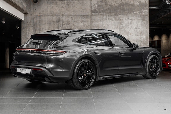 Porsche Taycan Cross Turismo 13 of 30
