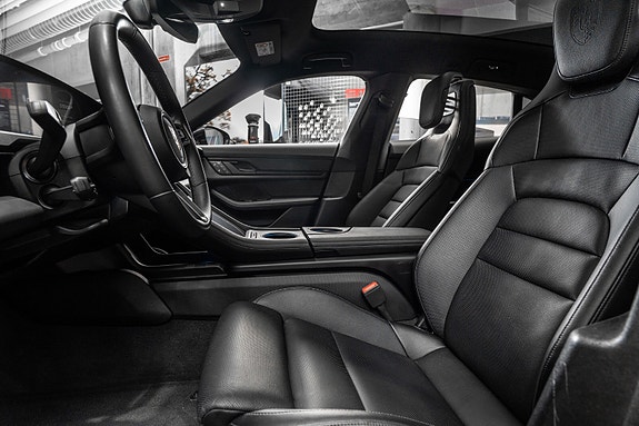 Porsche Taycan Cross Turismo 15 of 30