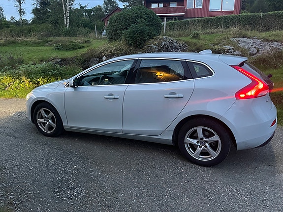 Volvo V40 2 of 8
