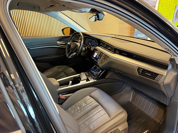 Audi e-tron 11 of 19