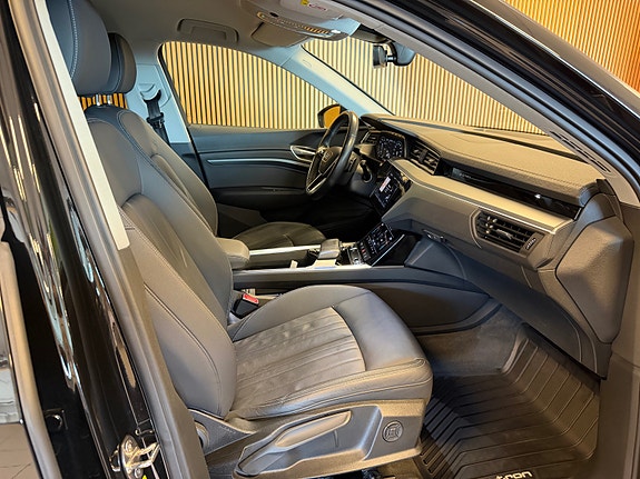 Audi e-tron 9 of 19