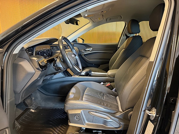 Audi e-tron 13 of 19