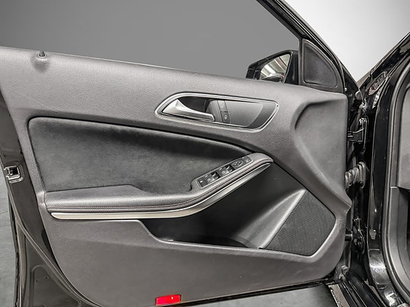Mercedes-Benz A180 9 of 30