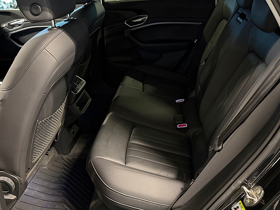 Audi e-tron 11 of 24