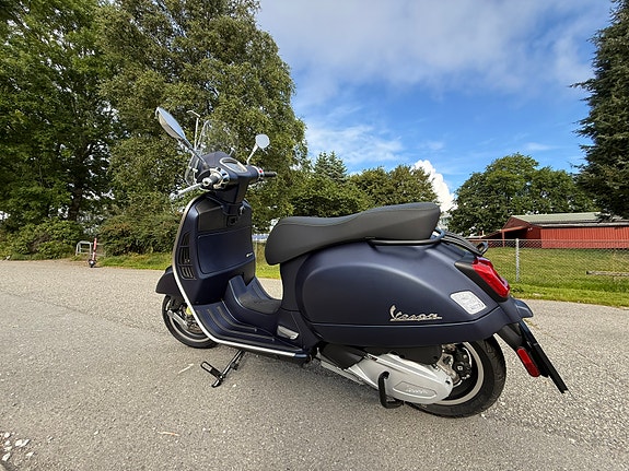 Vespa GTS 300 2 of 30