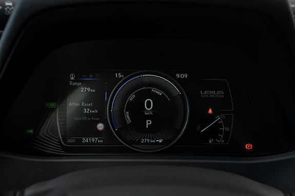 Lexus UX300e 12 of 24