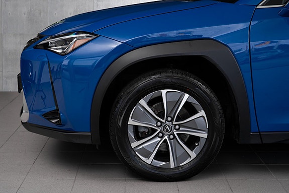 Lexus UX300e 3 of 24
