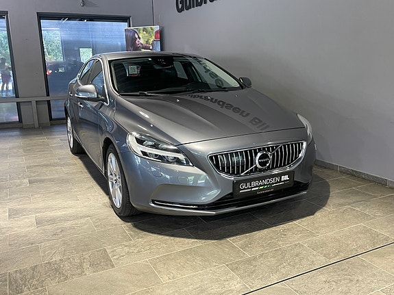 Volvo V40 2 of 26