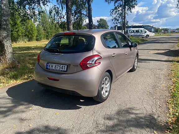 Peugeot 208 8 of 15