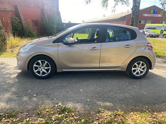 Peugeot 208 4 of 15