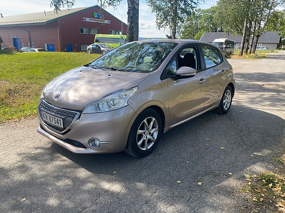Peugeot 208 3 of 15