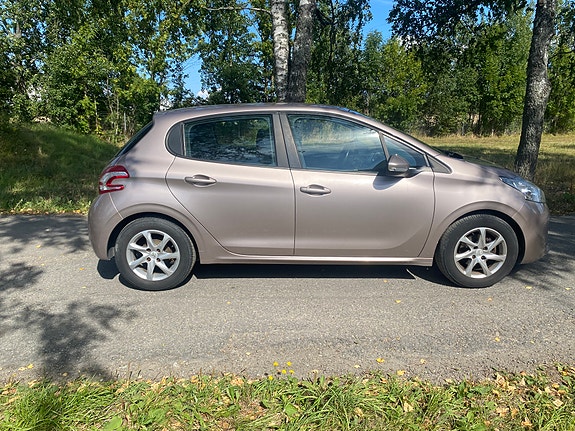 Peugeot 208 5 of 15