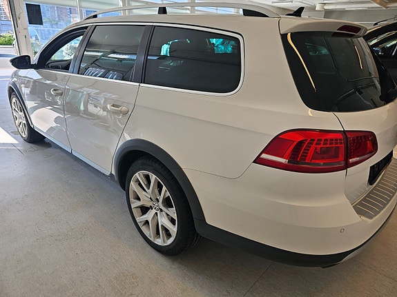 Volkswagen Passat Alltrack 3 of 25