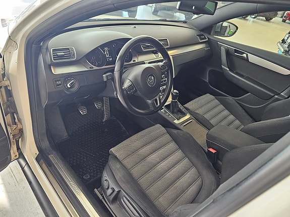 Volkswagen Passat Alltrack 10 of 25