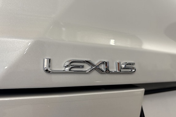Lexus UX300e 22 of 30