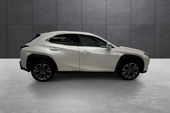 Lexus UX300e 6 of 30