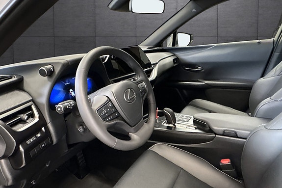 Lexus UX300e 11 of 30
