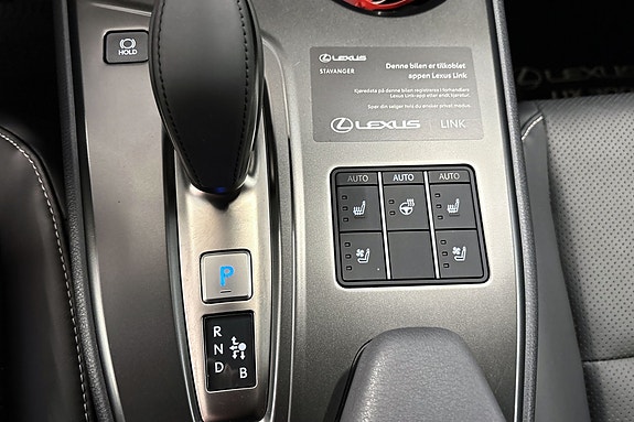 Lexus UX300e 29 of 30