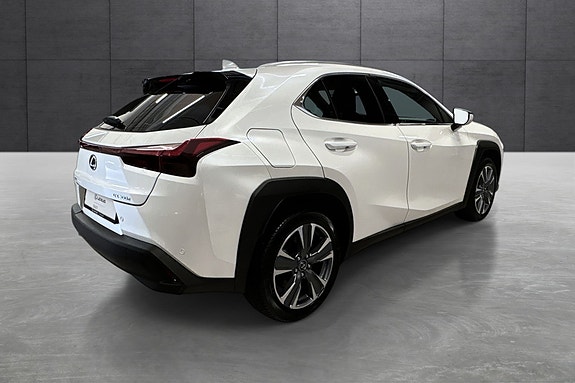 Lexus UX300e 5 of 30
