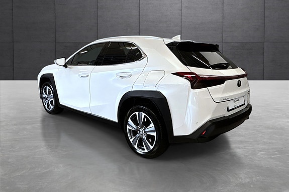 Lexus UX300e 3 of 30