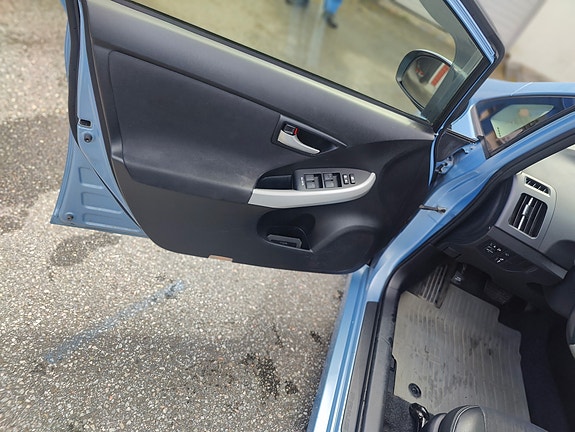 Toyota Prius Plug-in Hybrid 9 of 27