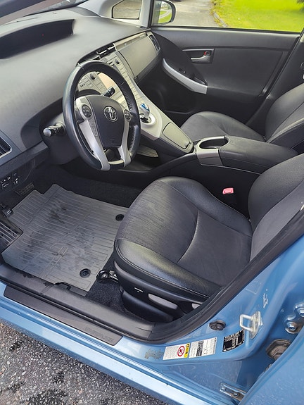 Toyota Prius Plug-in Hybrid 10 of 27