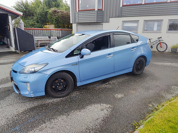Toyota Prius Plug-in Hybrid 2 of 27