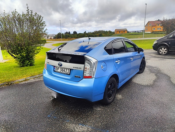 Toyota Prius Plug-in Hybrid 4 of 27