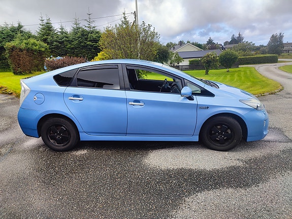 Toyota Prius Plug-in Hybrid 3 of 27