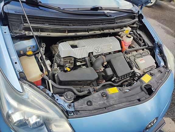 Toyota Prius Plug-in Hybrid 19 of 27
