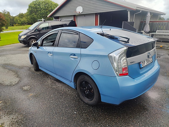 Toyota Prius Plug-in Hybrid 6 of 27