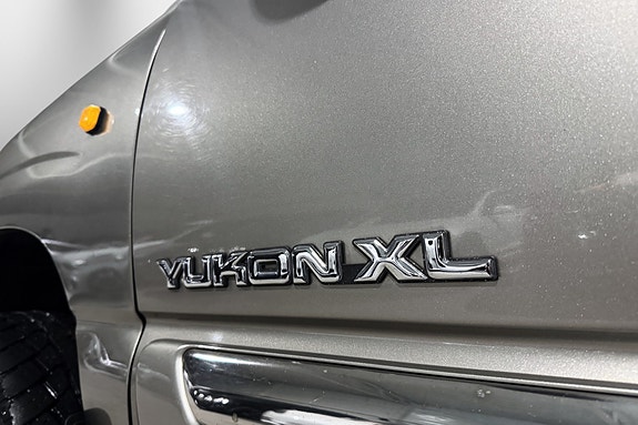 GMC Yukon 14 of 30