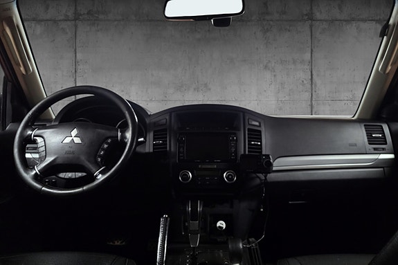 Mitsubishi Pajero 14 of 30
