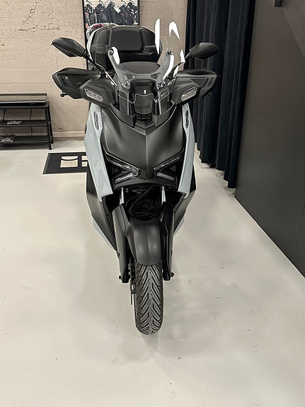 Yamaha X-Max 300 Tech Max+ 10 of 23