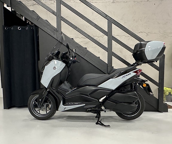 Yamaha X-Max 300 Tech Max+ 9 of 23