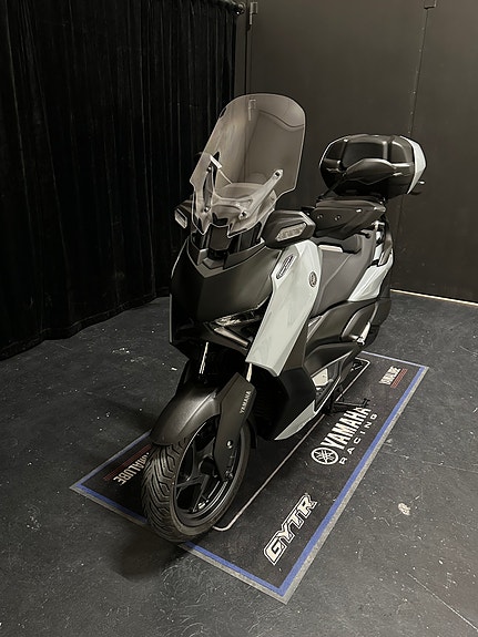 Yamaha X-Max 300 Tech Max+ 7 of 23