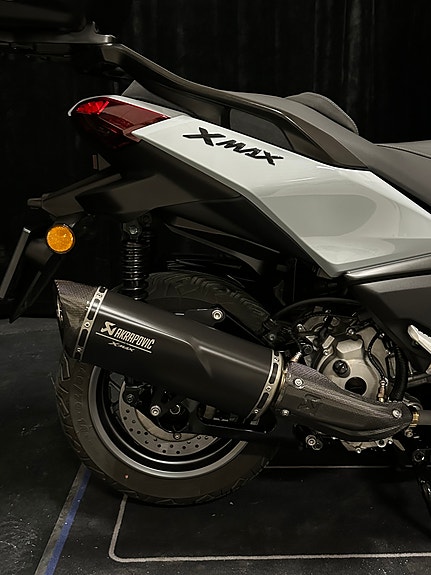 Yamaha X-Max 300 Tech Max+ 11 of 23