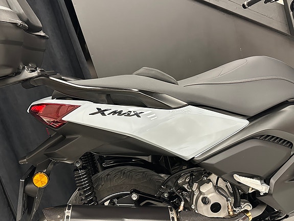 Yamaha X-Max 300 Tech Max+ 19 of 23