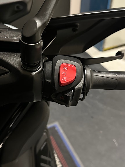 Yamaha X-Max 300 Tech Max+ 17 of 23