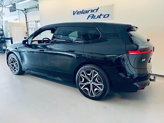 BMW iX 4 of 30