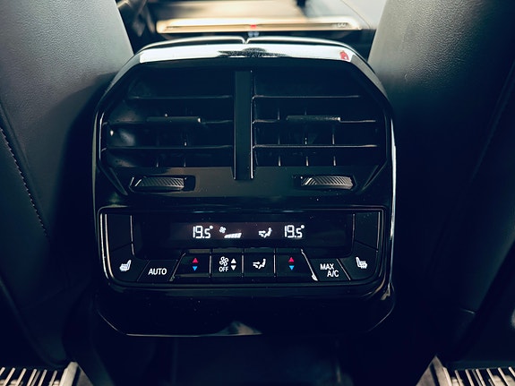 BMW iX 25 of 30