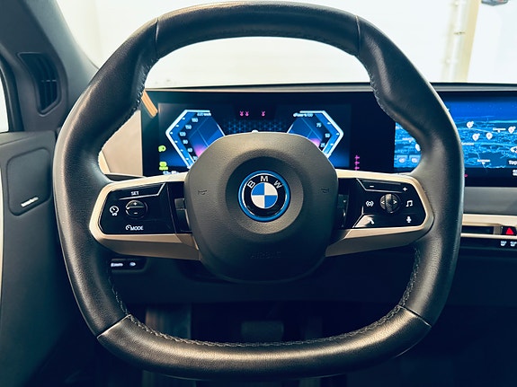 BMW iX 18 of 30