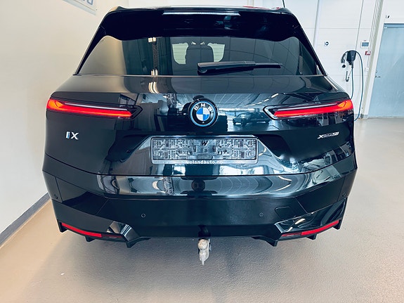 BMW iX 8 of 30