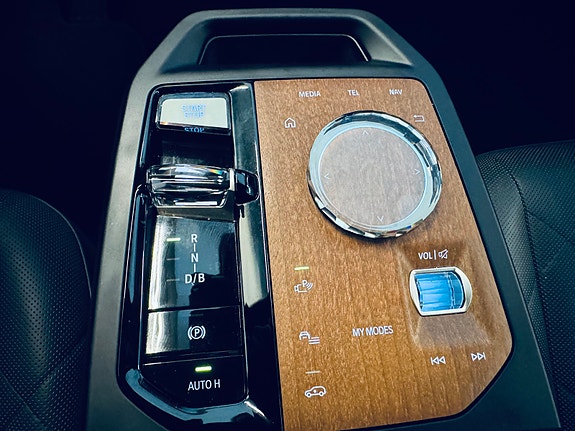 BMW iX 20 of 30