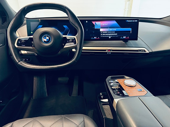 BMW iX 11 of 30