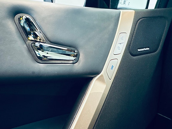 BMW iX 24 of 30