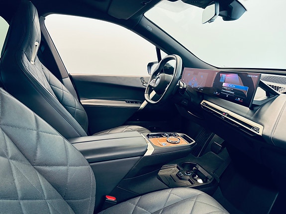 BMW iX 10 of 30