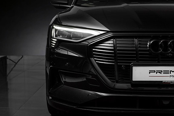 Audi e-tron 4 of 30