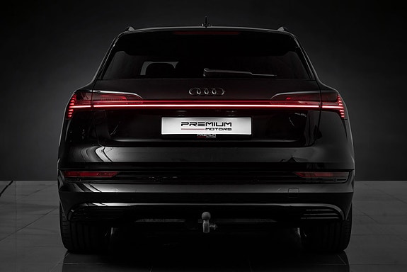Audi e-tron 7 of 30
